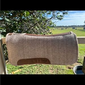 Diamond Wool Pad Company 1/2 in. Contoured Cowboy Saddle Pad